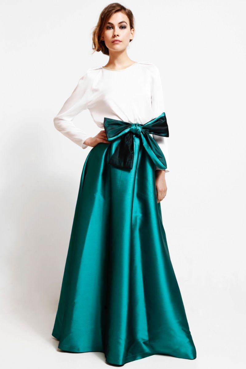 falda larga volumen y blusa blanco roto mangas abullonadas para boda y nochevieja